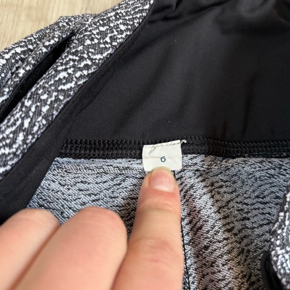 Lululemon Run It Out Tight Power Luxtreme Ripple Jacquard Black White Size 6 - Picture 14 of 16